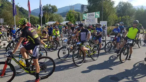 Na prireditvi »S kolesom okoli Uršlje gore 2019« uživalo 155 kolesarjev, ki jih je spremljala množica navijačev (FOTO)