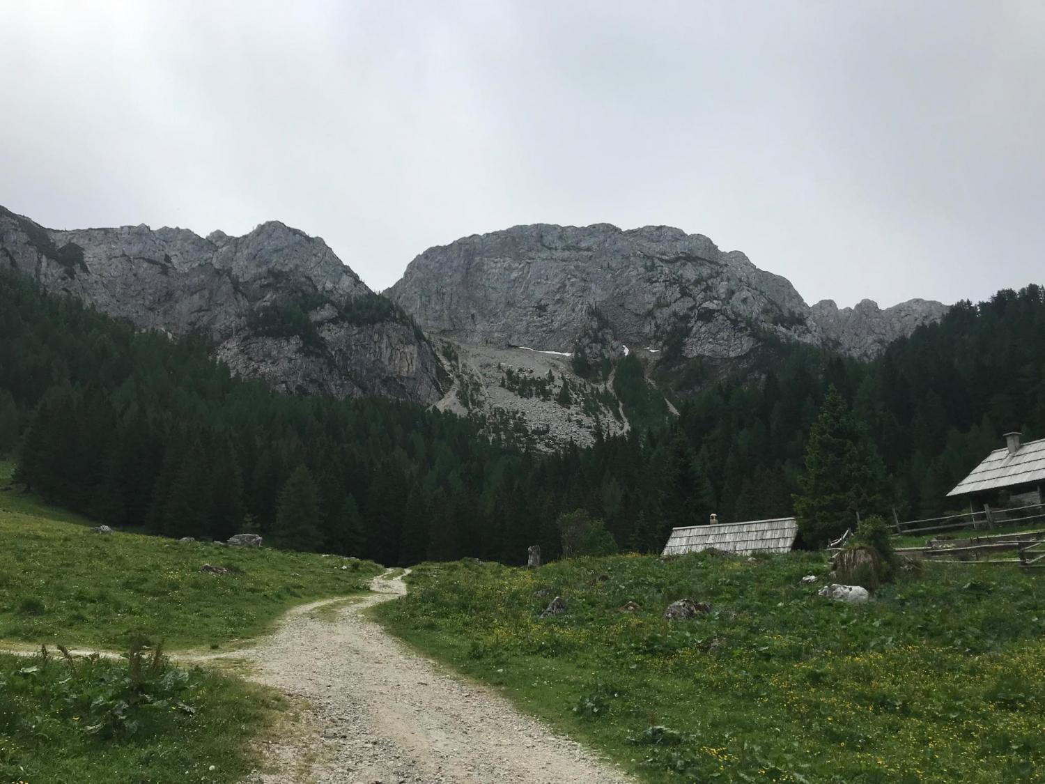 Poškodovanega pohodnika prepeljali v SB Slovenj Gradec