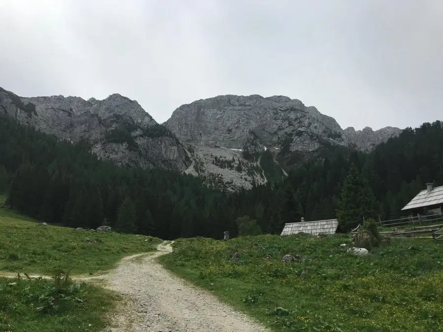 Poškodovanega pohodnika prepeljali v SB Slovenj Gradec