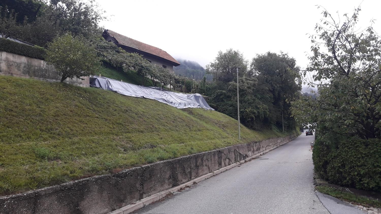 Deževje ogrozilo edino cesto, ki pelje na Robindvor (FOTO)