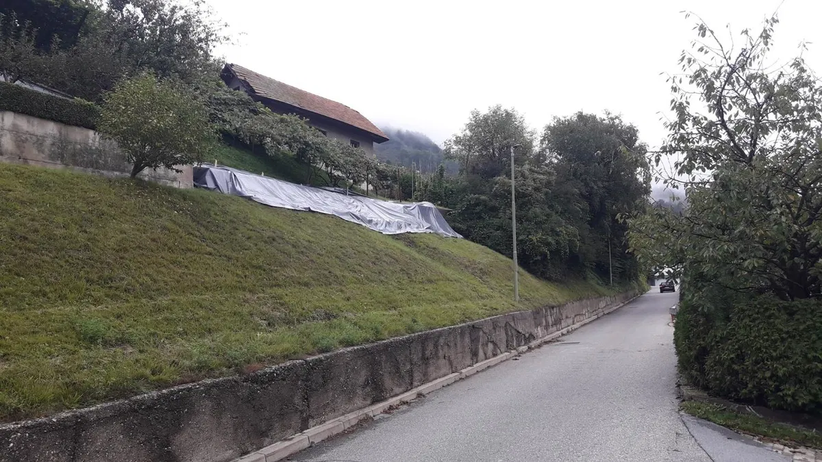 Deževje ogrozilo edino cesto, ki pelje na Robindvor (FOTO)
