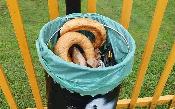 Šolarji podarjene rogljičke zmetali v koš