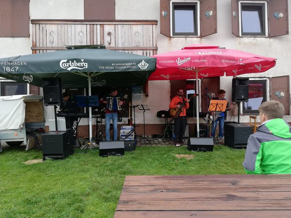 Ob 100-letnici PD Prevalje je bilo na Uršlji gori kljub slabemu vremenu veselo. Za zabavo je poskrbel ansambel Vez (FOTO in VIDEO)