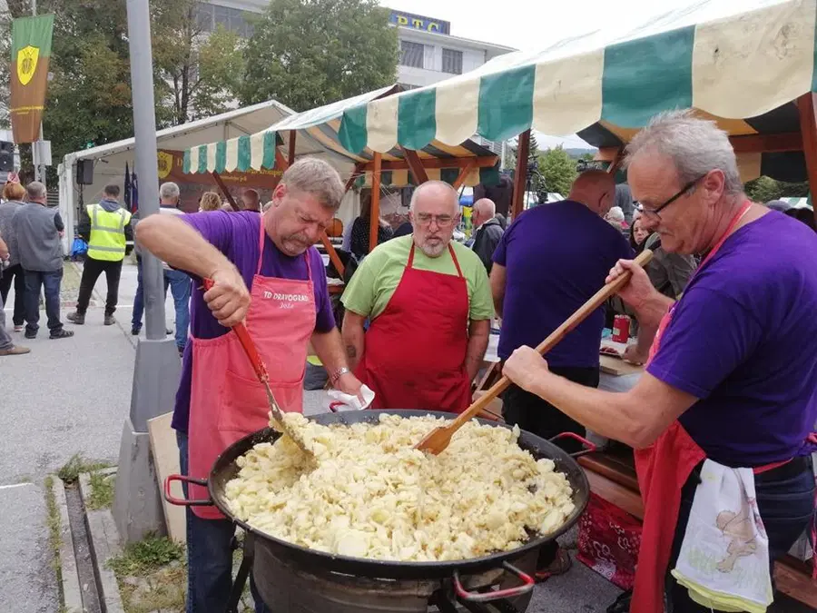 V Postojni so pražili krompir tudi Korošci (FOTO)