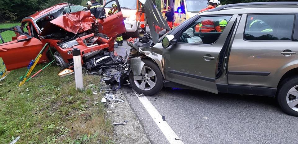 Policija prosi za pomoč očividce včerajšnje prometne nesreče, v kateri se je poškodovalo 6 oseb, od tega 5 huje (FOTO)
