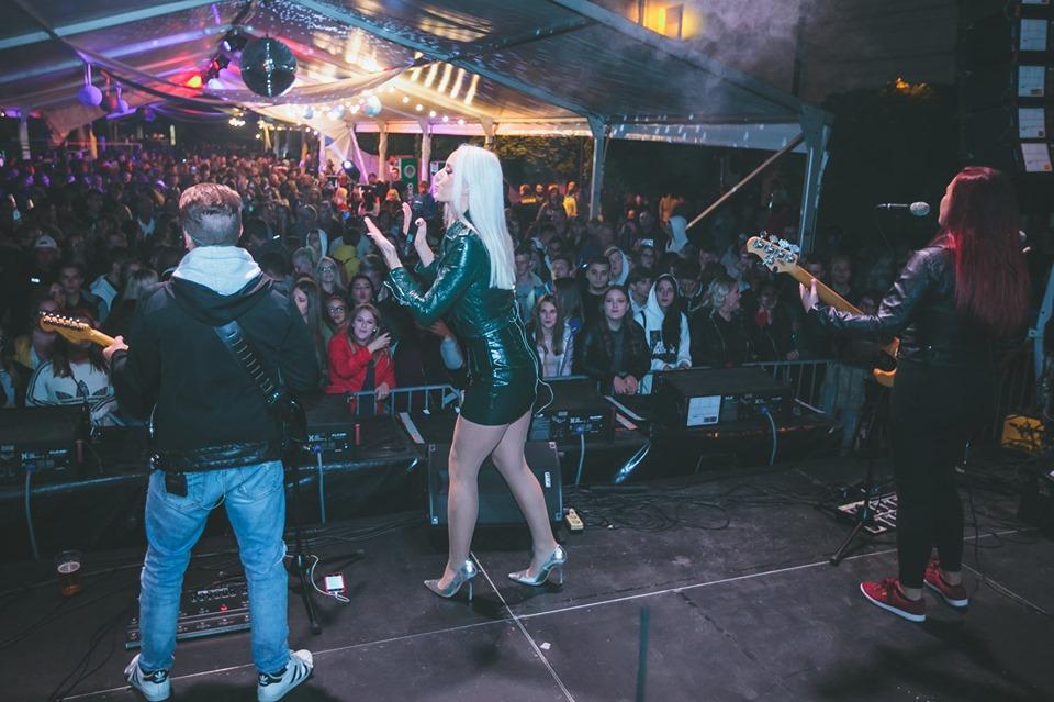 Včeraj sta množico obiskovalcev navdušila Ines Erbus in Dejan Vunjak. Kdo prihaja v Slovenj Gradec danes? (FOTO)