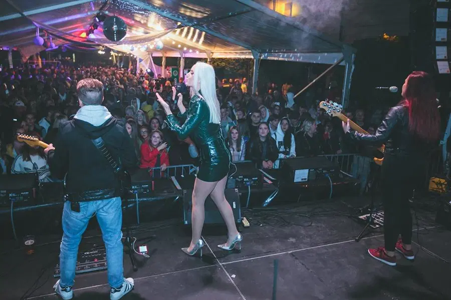 Včeraj sta množico obiskovalcev navdušila Ines Erbus in Dejan Vunjak. Kdo prihaja v Slovenj Gradec danes? (FOTO)