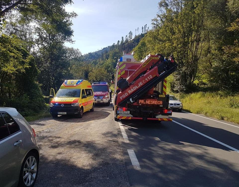 V Sv. Boštjanu avto zapeljal s ceste, poškodovano osebo odpeljali v SB Slovenj Gradec