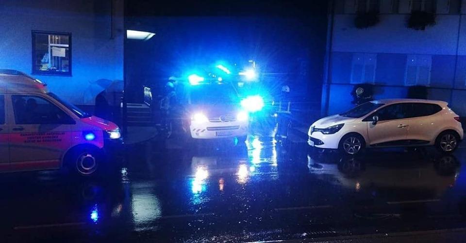 Podrobnosti nesreče, v kateri je voznica na prehodu za pešce trčila v dva pešca