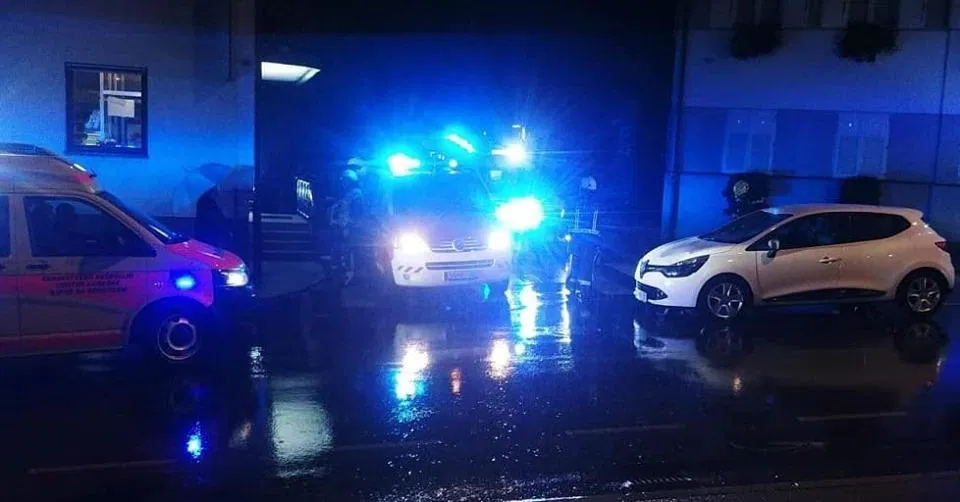 V Radljah ob Dravi osebno vozilo trčilo v dva pešca