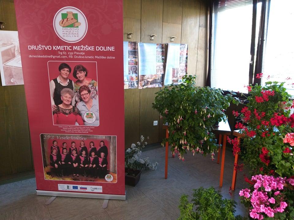 Danes na Prevaljah odpirajo šotorsko dogajanje s Poskočnimi muzikanti, na ogled razstava “Balkonsko cvetje na kmečkih gankih” in razstava koroških društev (VIDEO in FOTO)