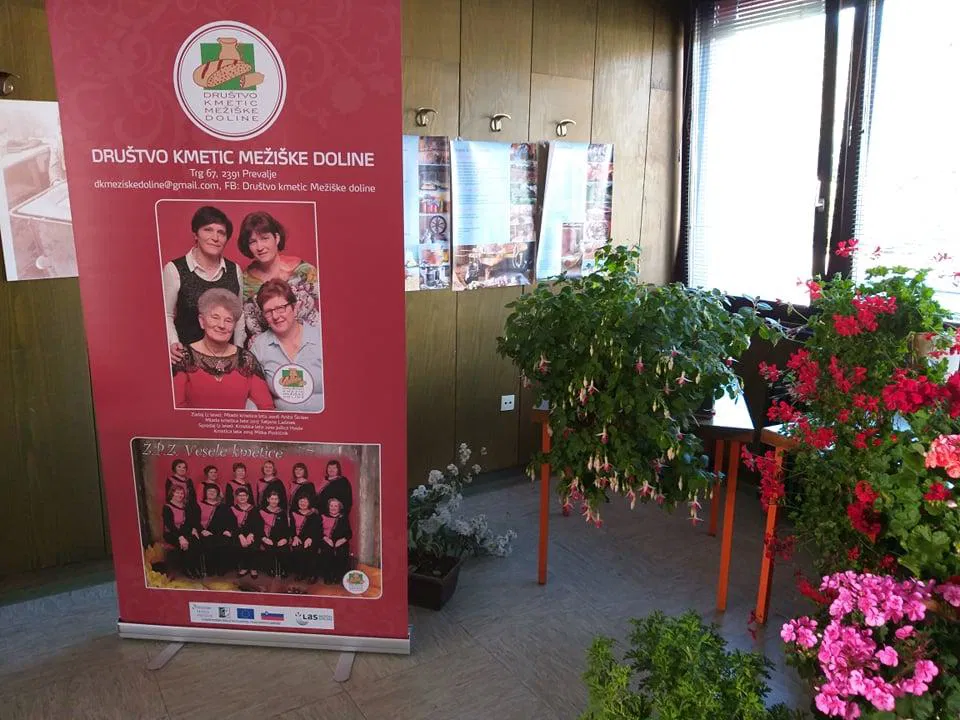 Danes na Prevaljah odpirajo šotorsko dogajanje s Poskočnimi muzikanti, na ogled razstava “Balkonsko cvetje na kmečkih gankih” in razstava koroških društev (VIDEO in FOTO)