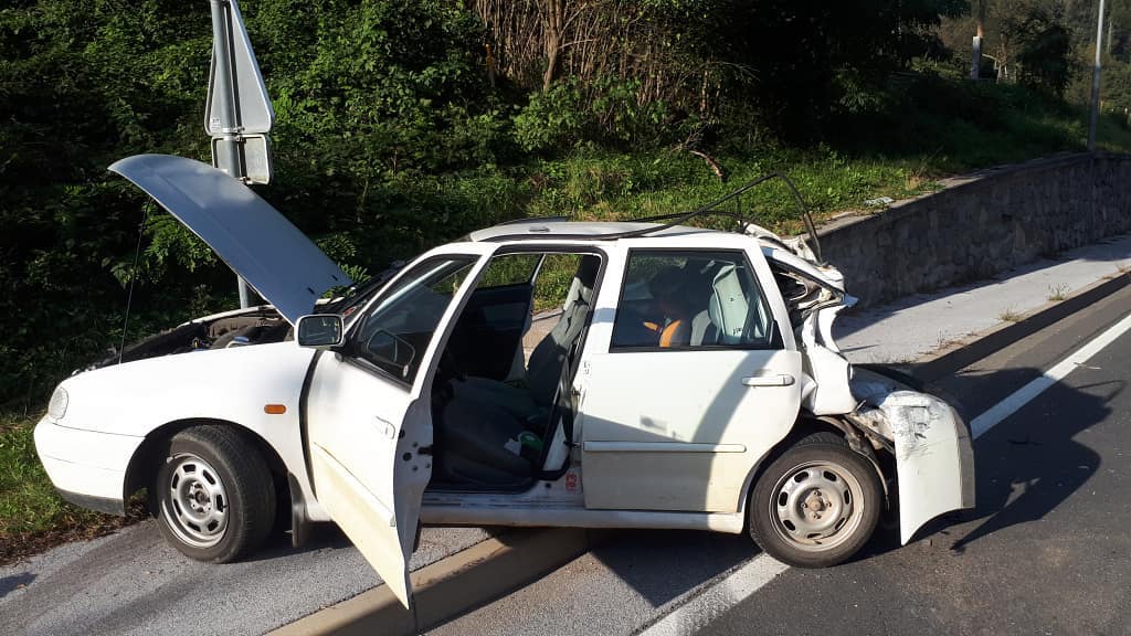 Po trčenju s tovornjakom otrok in voznica prepeljana v UKC Maribor