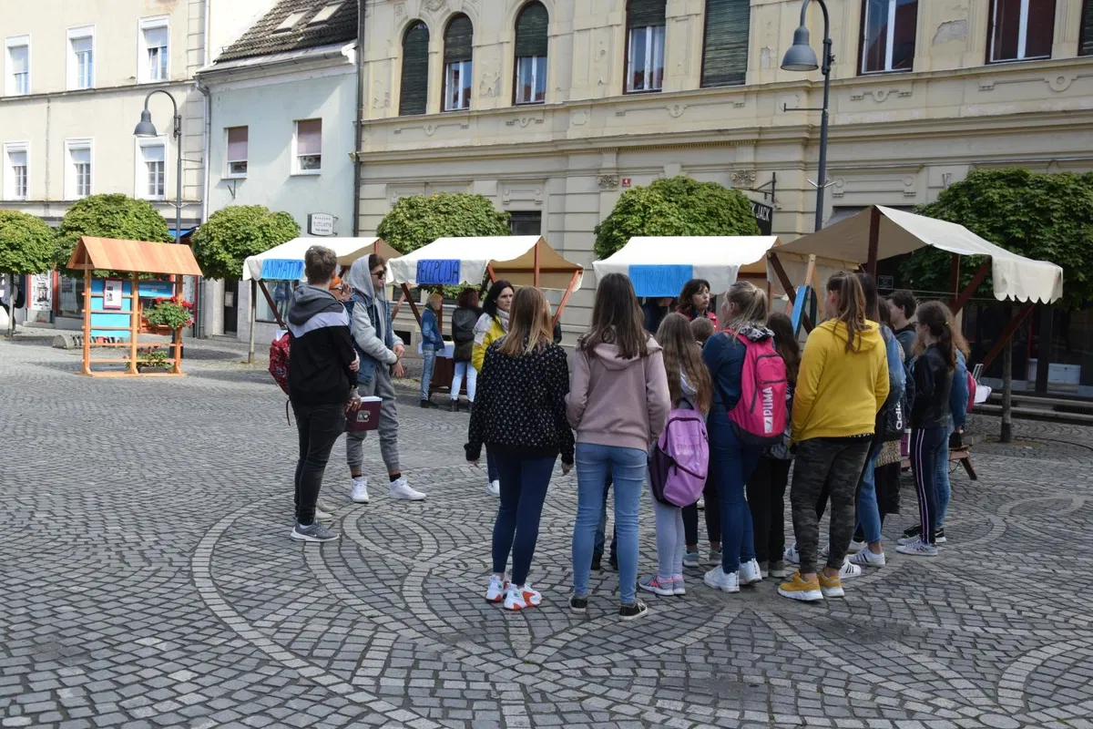 Ob svetovnem dnevu turizma so dijaki v Slovenj Gradcu opozarjali na problematiko turističnih poklicev (FOTO)