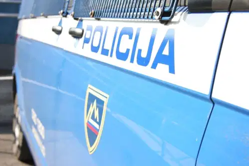 V Slovenj Gradcu 29-letnik ženski grozil z nožem, v Dravogradu občan napadel stanovalca