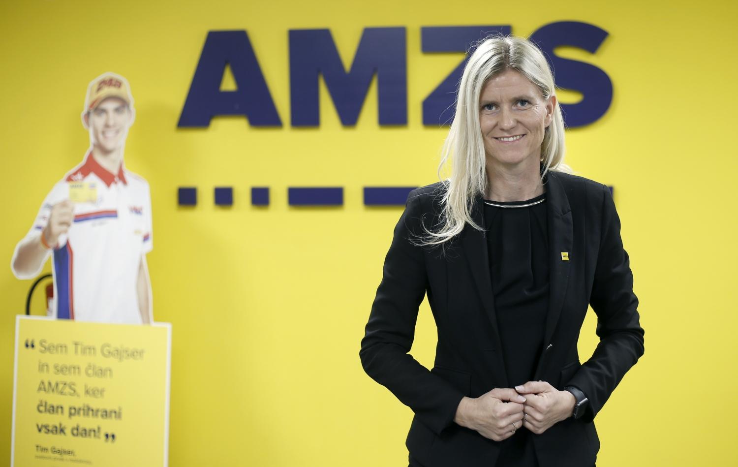 Priznanje Vključi.Vse letos v roke direktorici družbe AMZS Luciji Sajevec