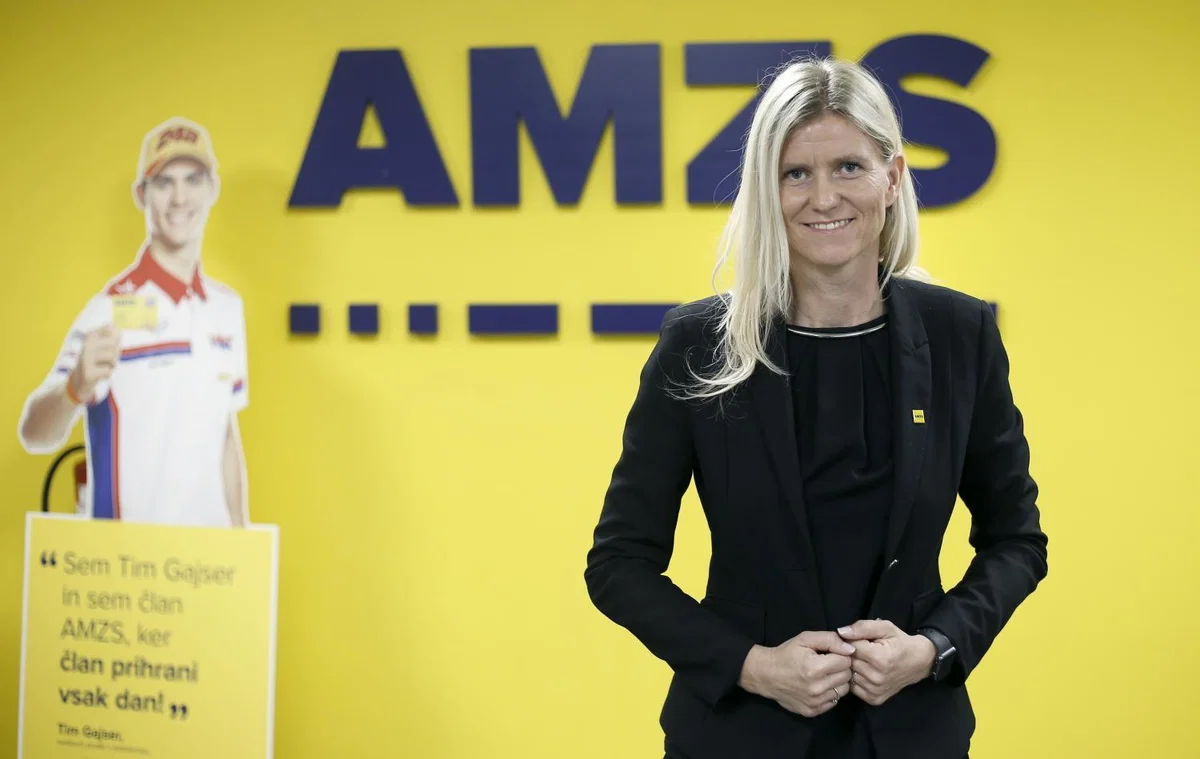 Priznanje Vključi.Vse letos v roke direktorici družbe AMZS Luciji Sajevec