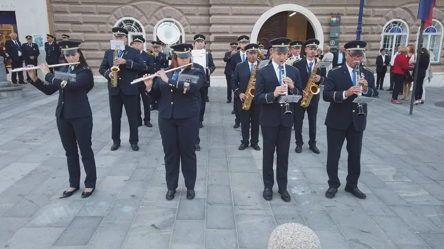 Pihalni orkester Slovenj Gradec zaigral v počastitev občinskega praznika (VIDEO in FOTO)