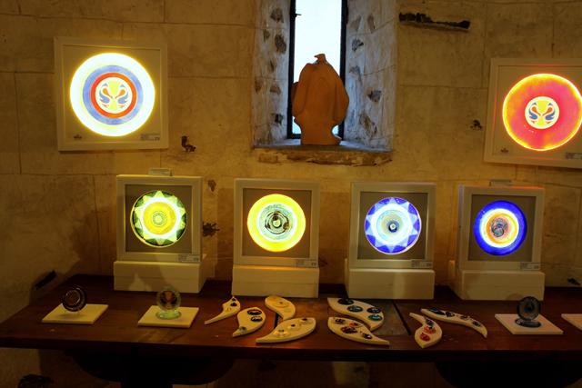 V Dravogradu so na ogled osvetljene steklene skulpture Matijaža Gostečnika (FOTO)