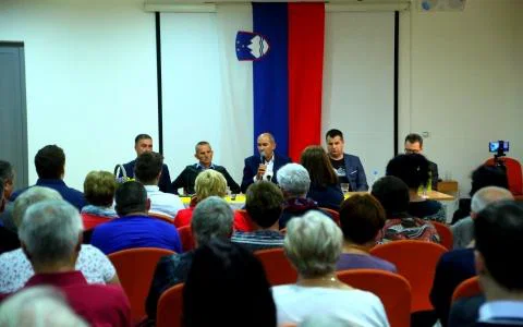 Janez Janša: "Čim prej in čim hitreje se bo začela tretja razvojna os graditi, tem bolje bo." (FOTO)