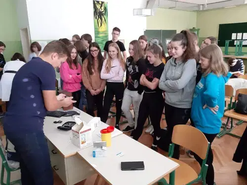 Ravenski dijaki v okviru projektnega dne razmišljali o zdravem življenjskem slogu (FOTO)