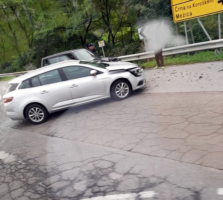 V prometni nesreči na Poljani poškodovani dve osebi (FOTO)