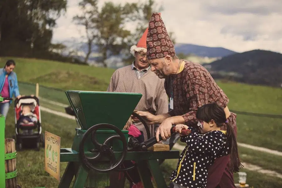 Vile, škratje, škratinje in druga bajeslovna bitja kličejo: "Brž v Deželo škratov!"