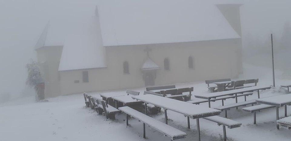 Tako je Uršljo goro pobelil sneg. Kakšno vreme nas čaka v prihodnjih dneh? (FOTO)