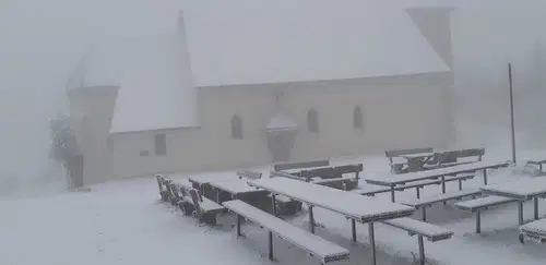 Tako je Uršljo goro pobelil sneg. Kakšno vreme nas čaka v prihodnjih dneh? (FOTO)