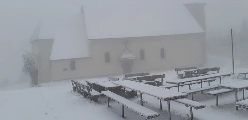 Tako je Uršljo goro pobelil sneg. Kakšno vreme nas čaka v prihodnjih dneh? (FOTO)