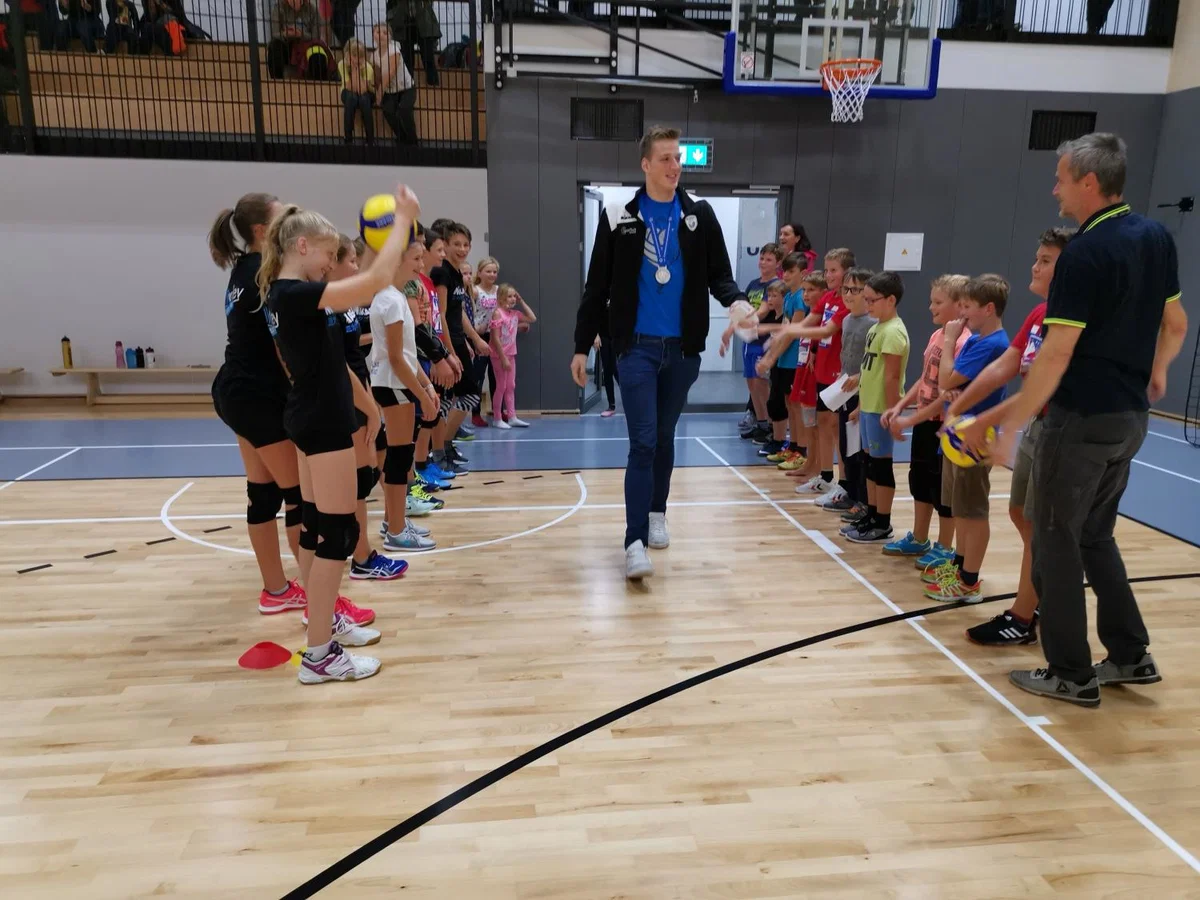 Navdušena množica v Mislinji sprejela srebrnega junaka Saša Štalekarja (VIDEO in FOTO)