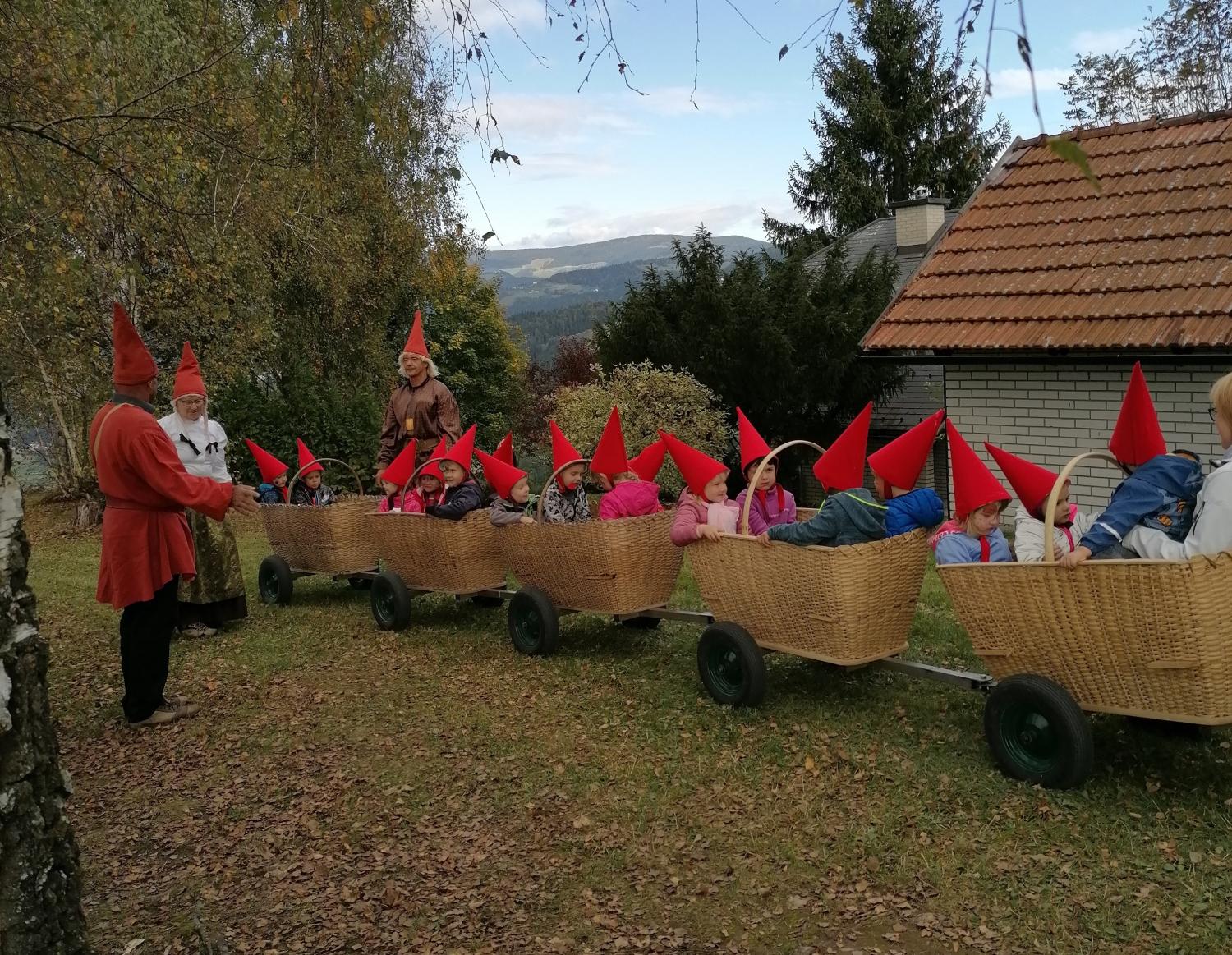 Deželo škratov preplavile rdeče koničaste kape (FOTO in VIDEO)