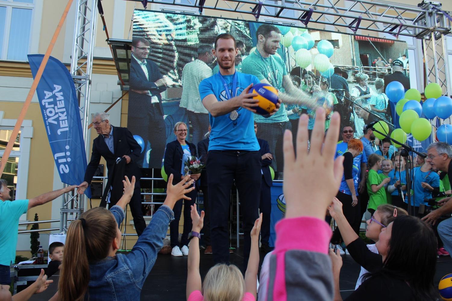 Na Ravnah množica navdušencev pričakala srebrnega junaka (VIDEO in FOTO)