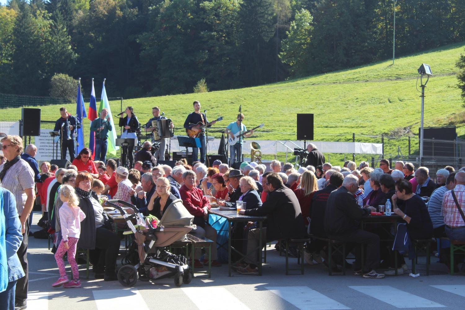 Tako veselo in praznično je danes na Ravnah (FOTO in VIDEO)
