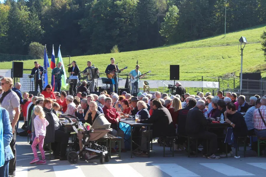 Tako veselo in praznično je danes na Ravnah (FOTO in VIDEO)