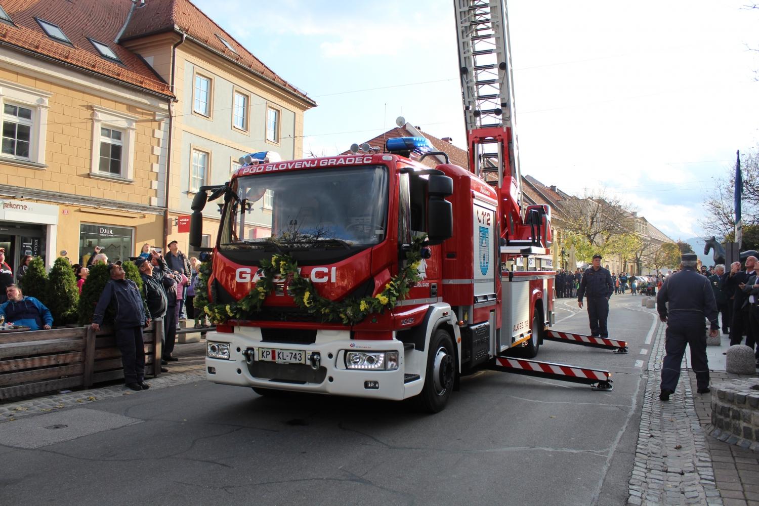 Slovenjgraški gasilci prevzeli novo avtolestev (FOTO)