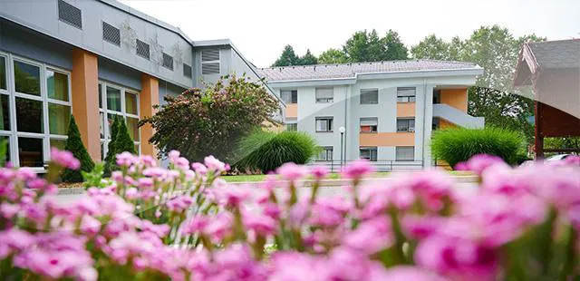 V Koroškem domu starostnikov Črneče bo zaradi gradbenih del zaprt del parkirišča