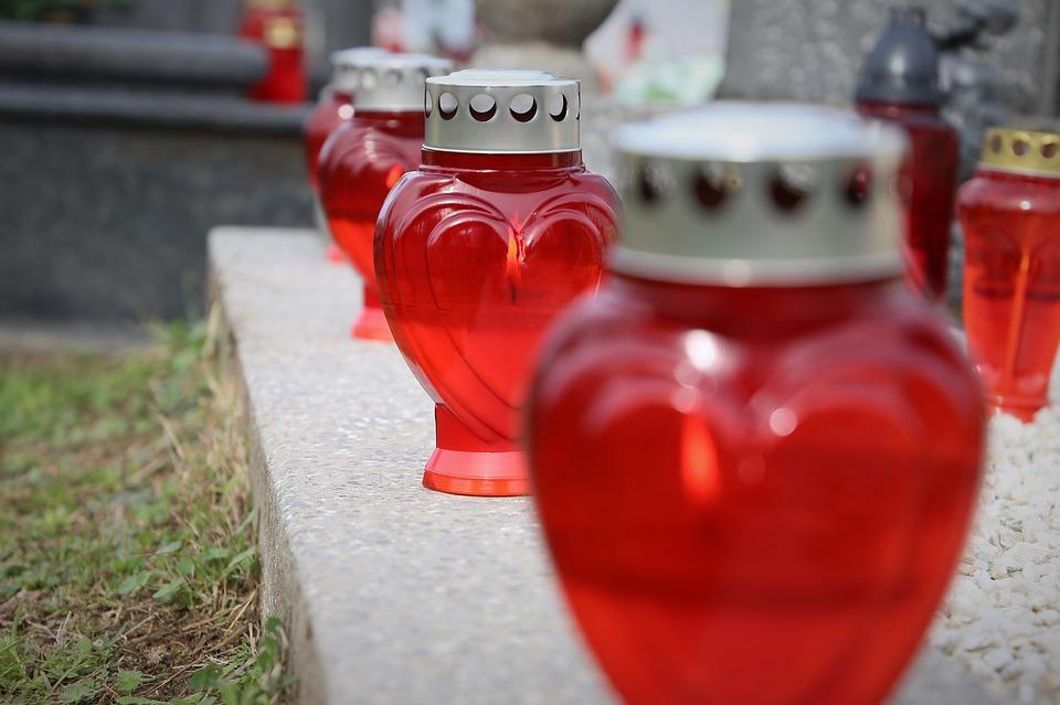 Spoštljiv odnos do pokojnih se ne meri s številom sveč