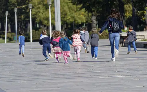 Do preklica prepovedano gibanje in zbiranje na javnih površinah, dovoljene izjeme