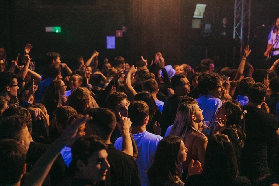 Prepovedali prireditve v zaprtih prostorih z več kot 500 ljudmi