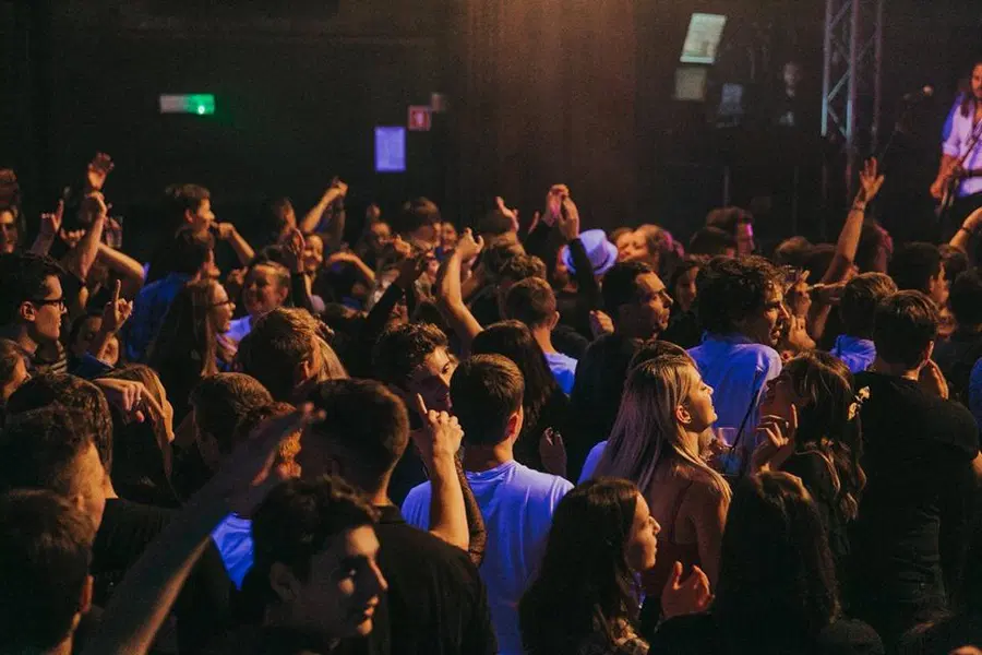 Prepovedali prireditve v zaprtih prostorih z več kot 500 ljudmi