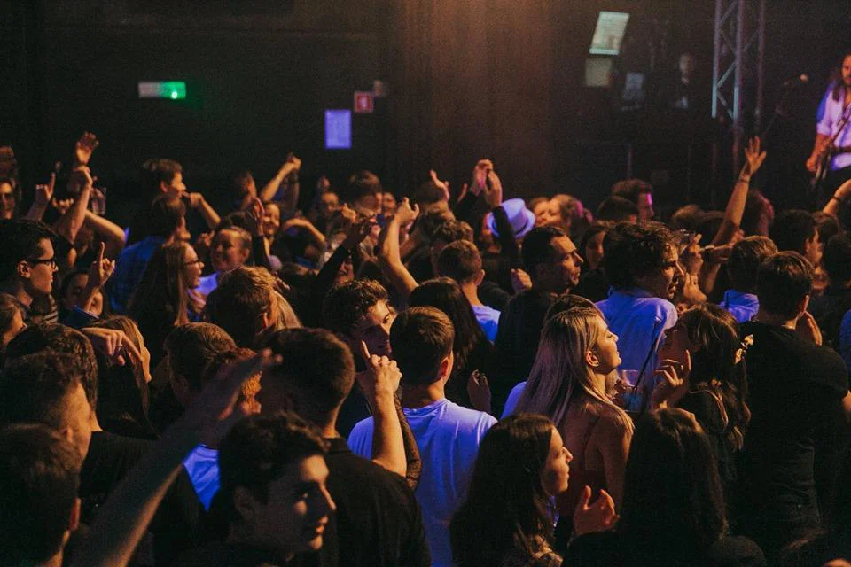 Prepovedali prireditve v zaprtih prostorih z več kot 500 ljudmi