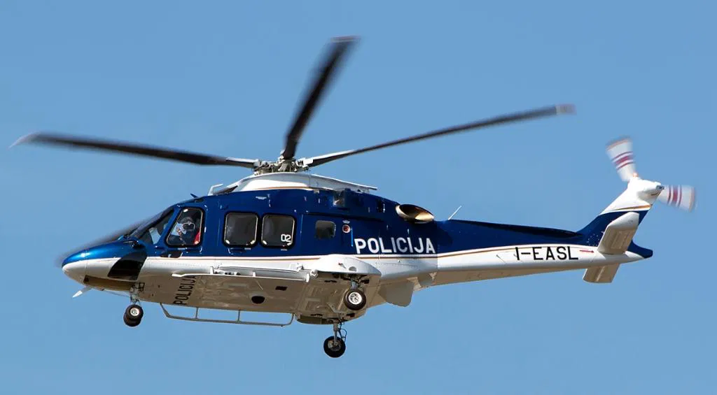 To je razlog, da je bilo na Prevaljah prisotnih več policistov, območje pa je preletaval tudi policijski helikopter