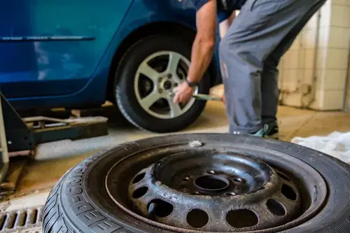 Z današnjim dnem na motornih vozilih obvezna zimska oprema