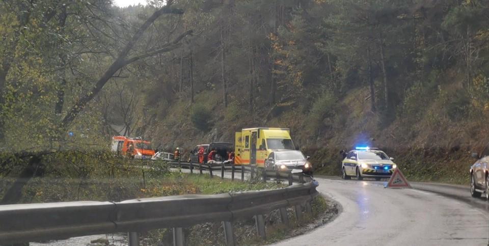 V Paki pri Velenju avto zapeljal s ceste v jarek, poškodovana ena oseba