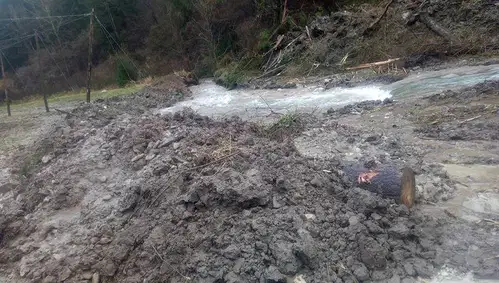 Za sanacijo plazu v Podgorju odgovoren lastnik zemljišča. Cesta ostaja zaprta (FOTO)