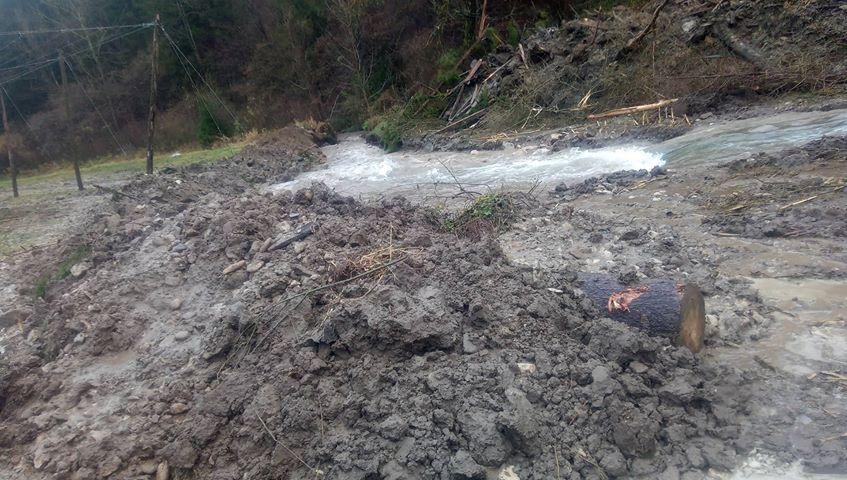 Za sanacijo plazu v Podgorju odgovoren lastnik zemljišča. Cesta ostaja zaprta (FOTO)