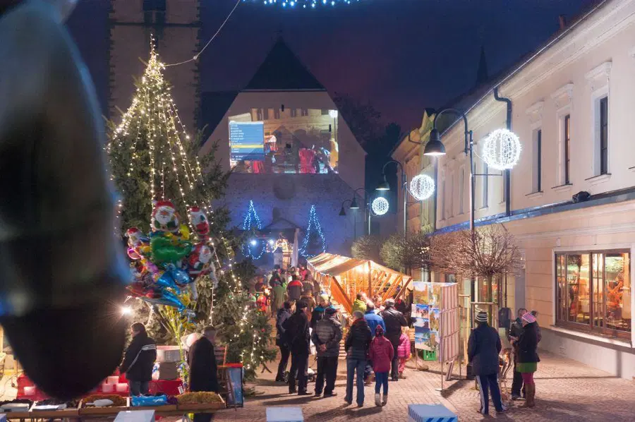 Jutri v Slovenj Gradcu prižig prazničnih luči, koncert skupine Volt in promocija toplih zimskih napitkov