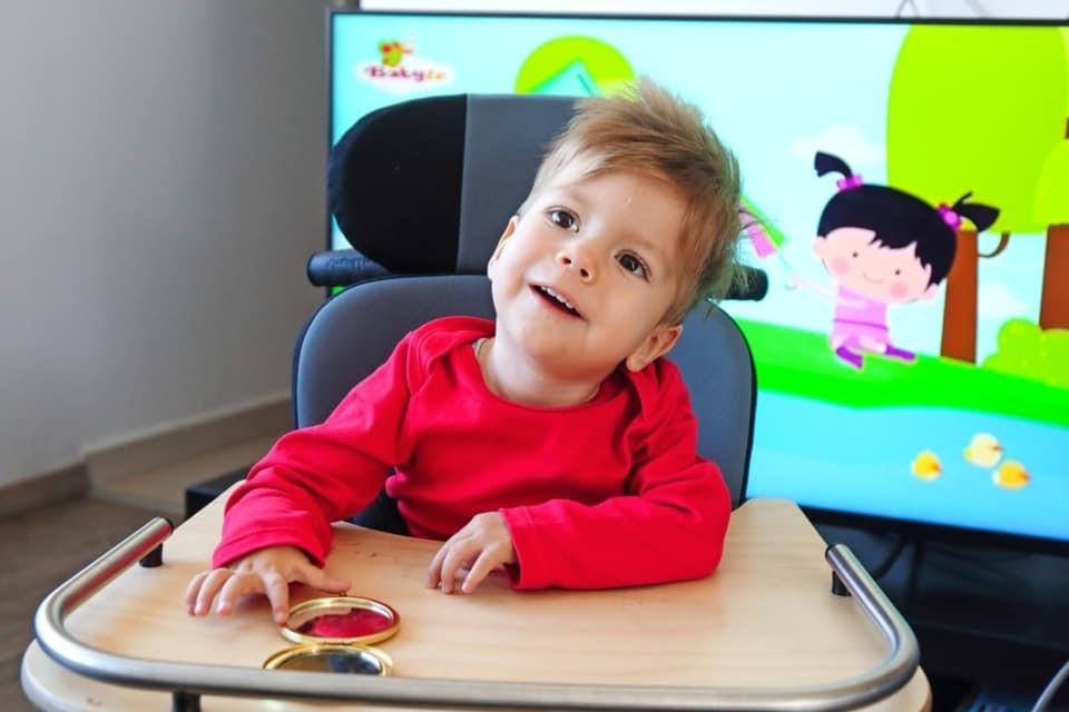 Kris odhaja čez lužo po zdravilo, ki mu bo rešilo življenje