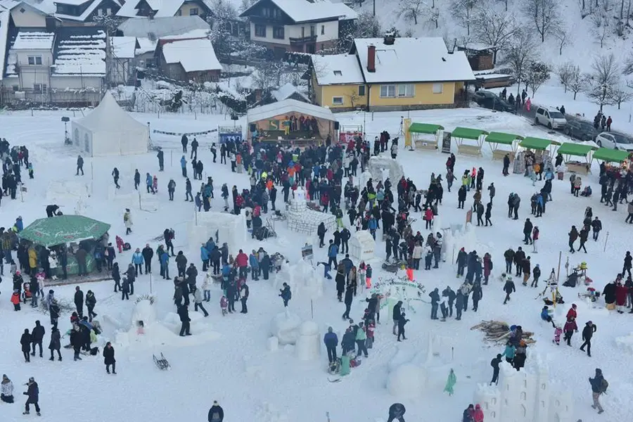 V Črni se že pripravljajo na gradnjo snežnih mojstrovin. Predprijave za 28. Gradove kralja Matjaža so odprte